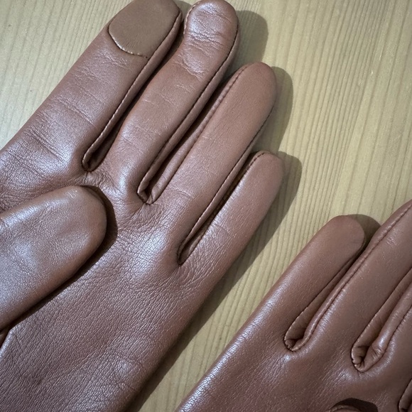 🥰 Coach Sculpted Signature Leather Tech Gloves Saddle - Picture 6 of 7